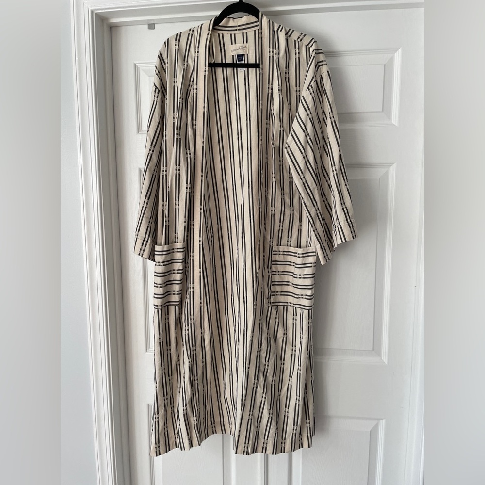 Universal Thread Black and Cream Striped Cape